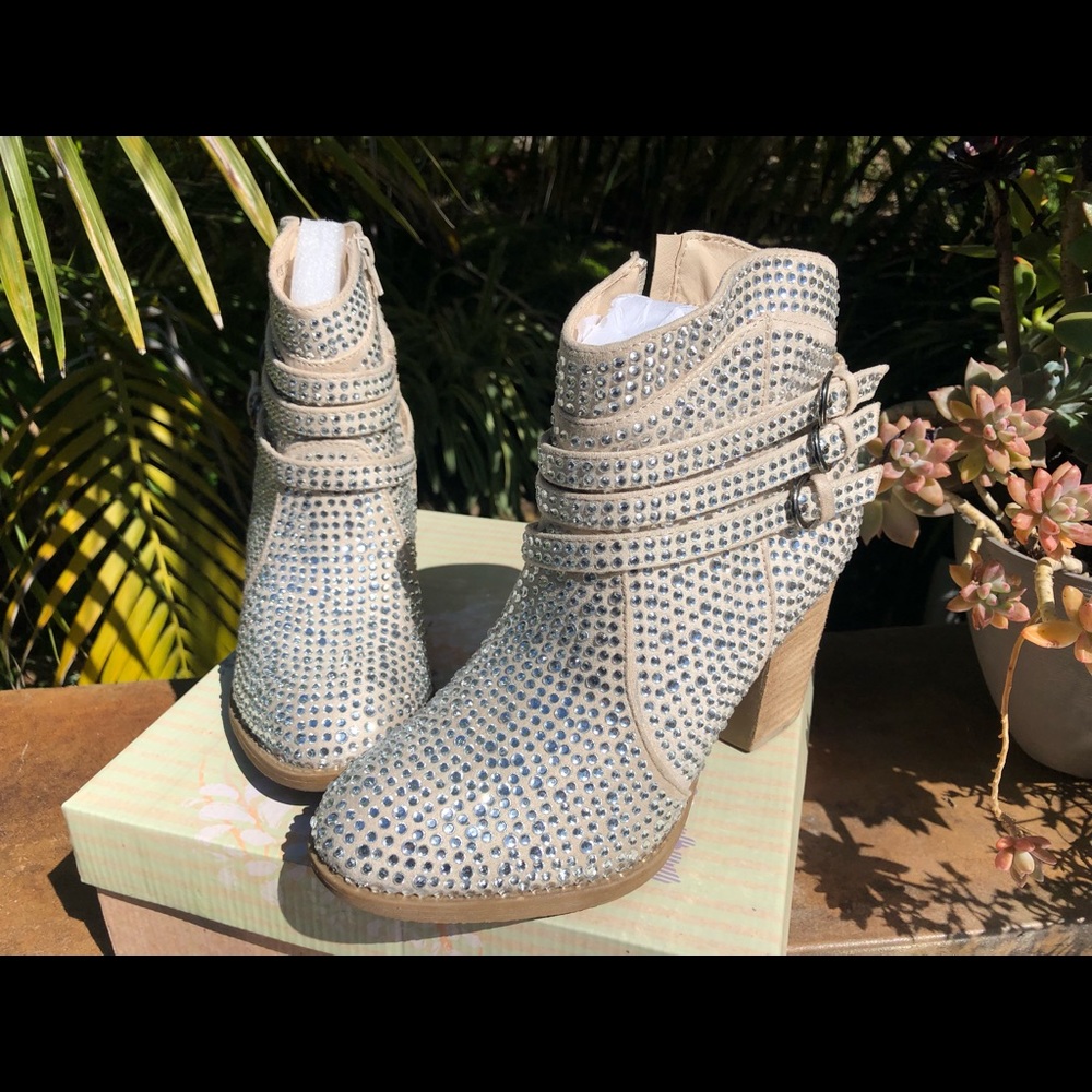 Very G - Mega Bling size 6 women’s colorway cream